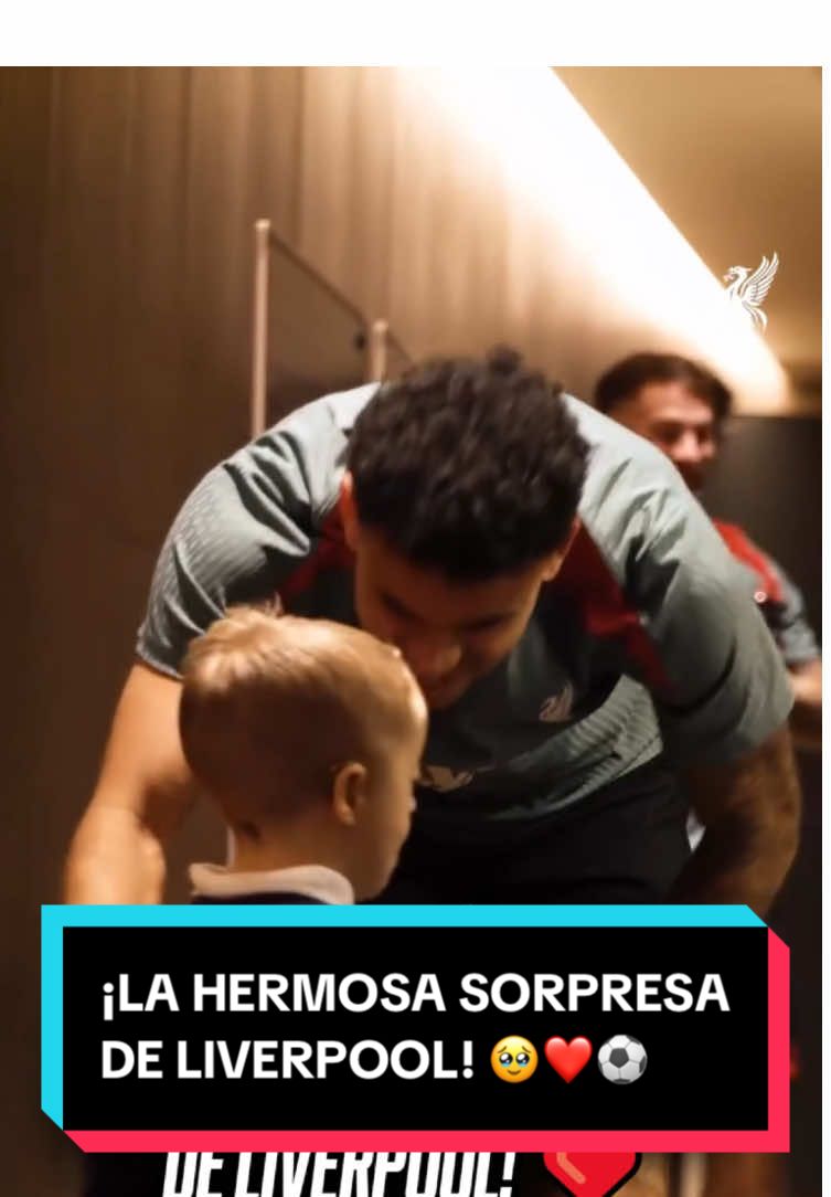 ¡LO MÁS TIERNO QUE VAS A VER HOY! 🥹 El plantel de #Liverpool sorprendió a Isaac, un pequeño fanático de los Reds ❤️⚽️ 📹 @Liverpool FC  #TikTokDeportes #PremierLeague #Futbol #VanDijk #LuisDiaz 