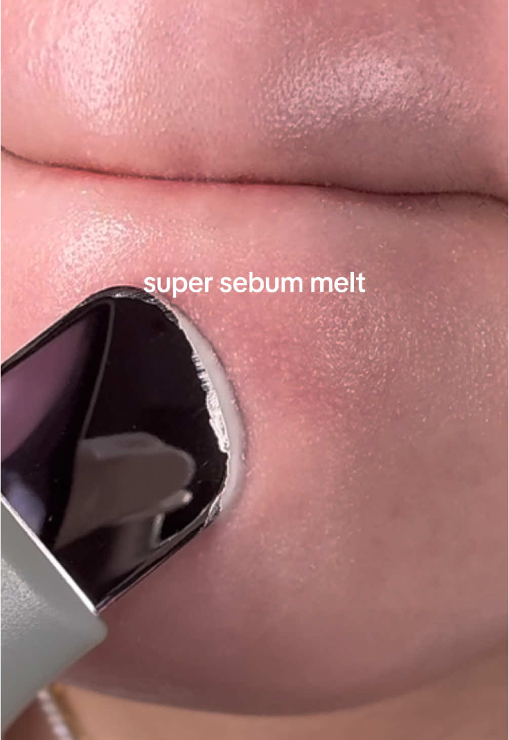 The super sebum melt 👀🤞🏻 #sebum #kbeauty #koreanskincare #glassskin #glowyskin #cloggedpores #sebumsoftener 