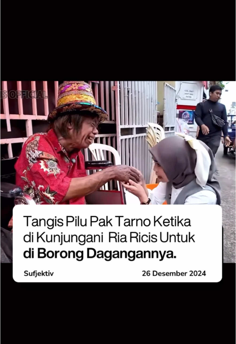 Viral di media sosial momen Pesulap Pak Tarno menangis terharu, karena dagangannya diborong Ria Ricis. Peristiwa ini pun membuat netizen ikut terharu. Belakangan ini media sosial dikejutkan dengan kabar Pak Tarno yang kini berjualan ikan cupang di pinggir jalan. Mirisnya, pria paruh baya itu berjualan di atas kursi roda akibat penyakit stroke yang diderita. 📸: youtube/riaricisofficial - #sufjektiv #viral