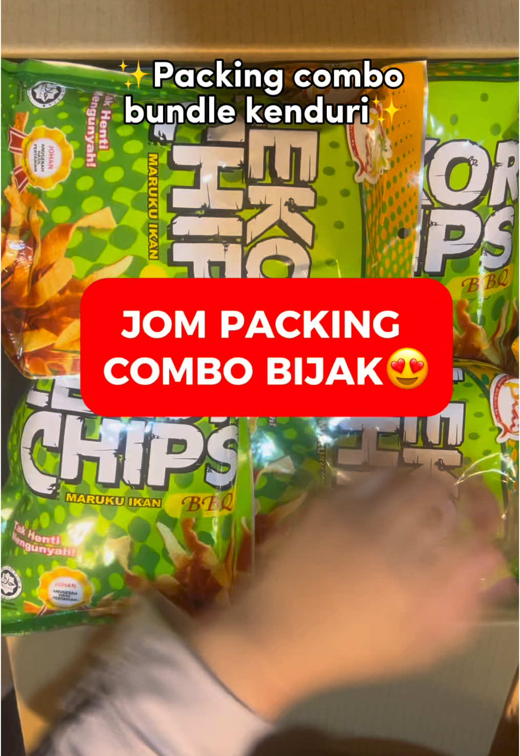 Awal tahun selalunya ramai yang nak buat kenduri khawin dah ada goodies ke tu?🤭BELOM!!😱jangan rungsing kami ada sediakkan set bundle kenduri🤩ha dah tengok cara kami packingkan tunggu apa lagi jom grab sekarang!!😍 #fyp #lekorchipshq #fypシ #kudapkudap #takhentimengunyah #foryoupage #kudapkudapanrangup #marukuikanselayang #viral #lekorchipsviral #murukuikan #fypシ゚viral #lekorchips #viralvideo 