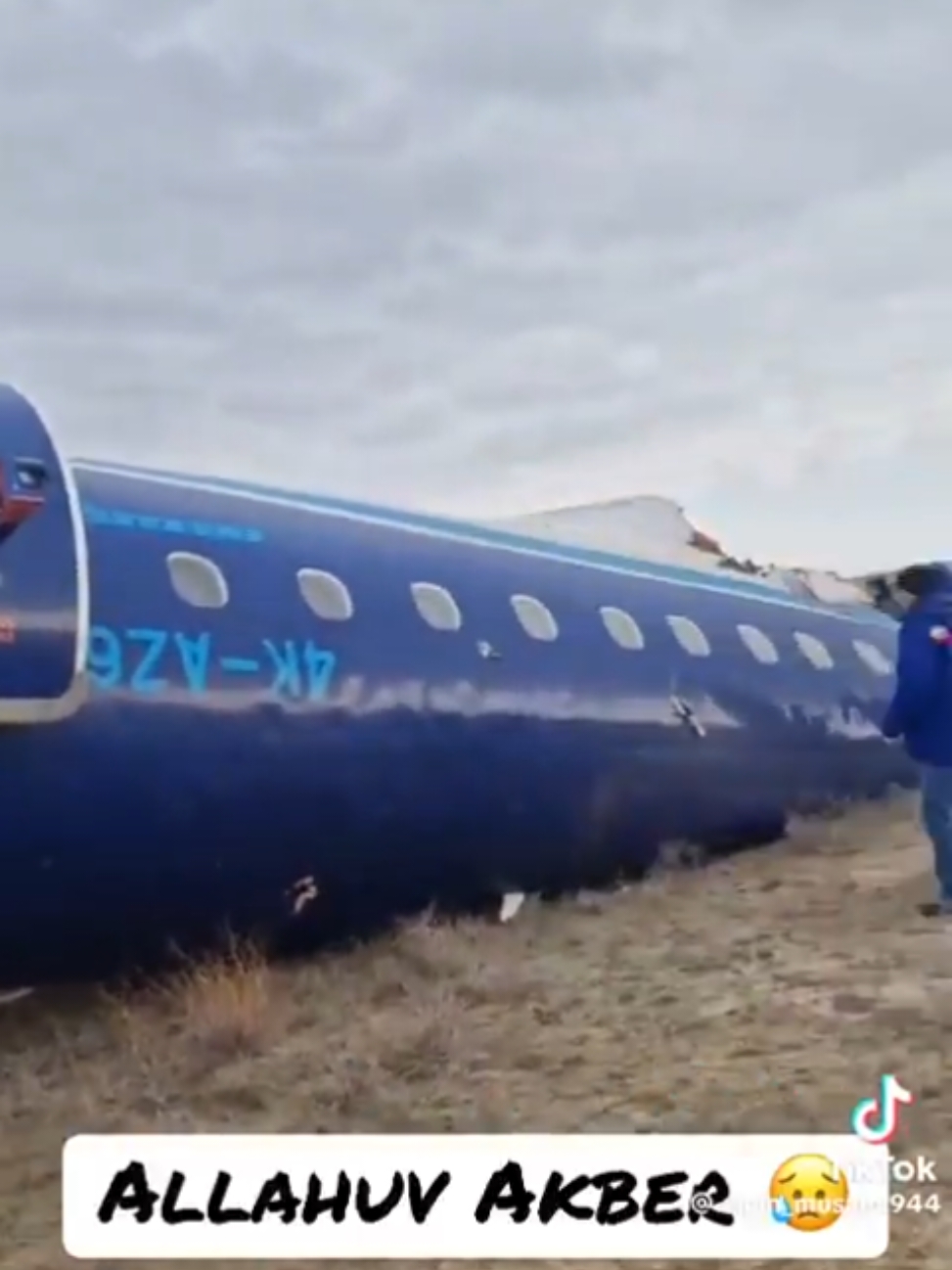 Penumpang yang merakam detik cemas sebelum pesawat Azerbaijan Airlines terhempas di Kazakhstan, terselamat dan hanya mengalami cedera ringan serta beliau merakam suasana selepas tragedi itu berlaku. Video : elcin musaev_944 #azerbaijanairlines  #pesawatterhempas  #planecrash  #selamat  #survived 