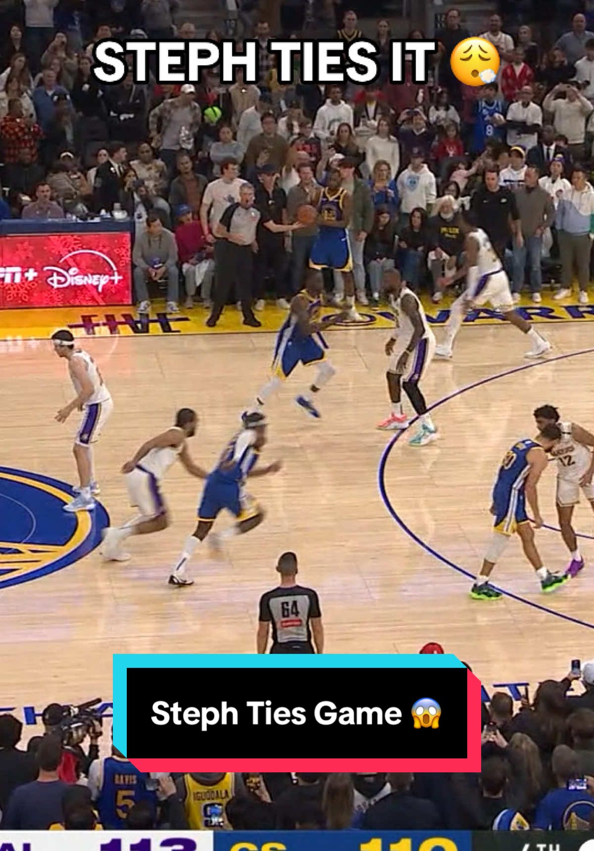 STEPH TIES IT 😱😮‍💨 @warriors #NBAXmas #NBA #Basketball #StephCurry 