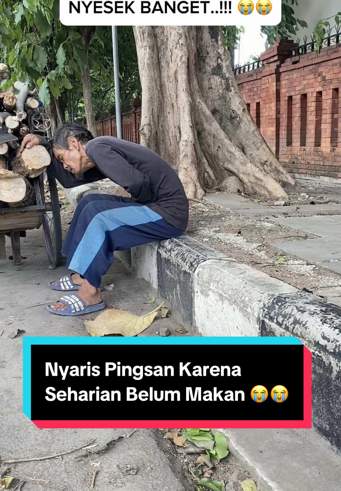 Kakek Ini Nyaris Pingsan Karena Seharian Keliling Jualan Kayu Bakar Belum Makan 😭😭 #berbagiituindah  #fypシ゚ 