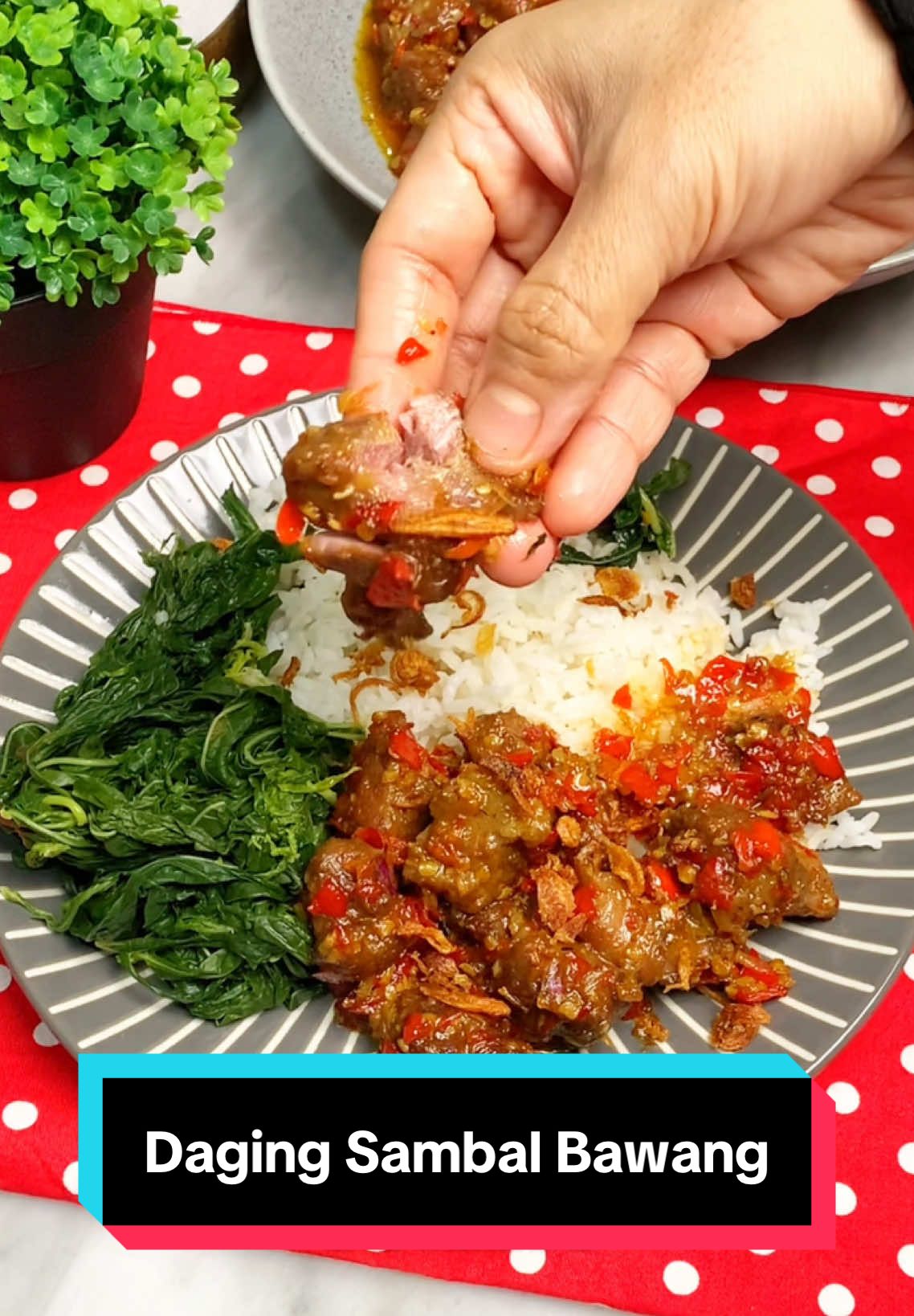 DAGING SAMBAL BAWANG Lagi kepengen makan daging dipedes pedesin gitu terus makannya pakai daun singkong rebus. Akhirnya aku bikin daging sambal bawang aja. Asli ciamik buat makan siang bisa gak hengkang hengkang dari singgasana ya kan 😂🤣. Aduh dagingnya protol protol gini lembut banget. Cusss buat! #andinskitchen_daging #andinskitchen_dagingsambalbawang #dagingsambalbawang #masakanrumahan #masakanrumah 📍note : ✅ daging jangan dicuci. Potong potong daging baru diblansir ✅ daging diblansir 3 menit dan air sisa blansir dibuang. ✅ daging direbus manual dengan daun salam sampai benar benar empuk (1 jam 40 menit) sisa air rebusan (kaldu) tidak dibuang. 📍blansir : Didihkan air, masukkan potongan daging yang belum dicuci. Masak sampai daging berubah warna seluruhnya (3 menit saja) lalu angkat tiriskan dan bilas daging lalu tiriskan.  Bahan : 1 kg sengkel sapi Secukupnya air kaldu sisa rebusan daging 1 sdm mata asam jawa dilarutkan 3 sdm air Secukupnya kaldu bubuk Secukupnya garam Bumbu : 10 siung bawang merah 8 siung bawang putih 35 cabai merah keriting 7 cabai rawit merah Bumbu aromatik / daun : 4 lembar daun jeruk (sobek) ✅ Langkah : simak pada video ✨