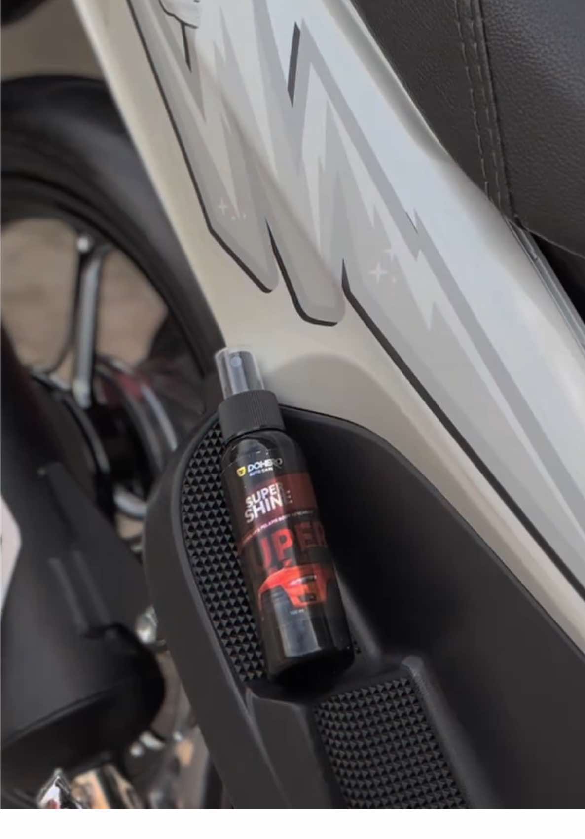 Mengkilapkan cat body kendaraan✅ Memberi efek daun talas✅ Kilapnya Tahan lama ✅ Untuk pembelian bisa langsung cek keranjang kuning diatas ☝🏻 @Dohero Auto Care #pengkilapbodymotor #autocare #doheroautocare 