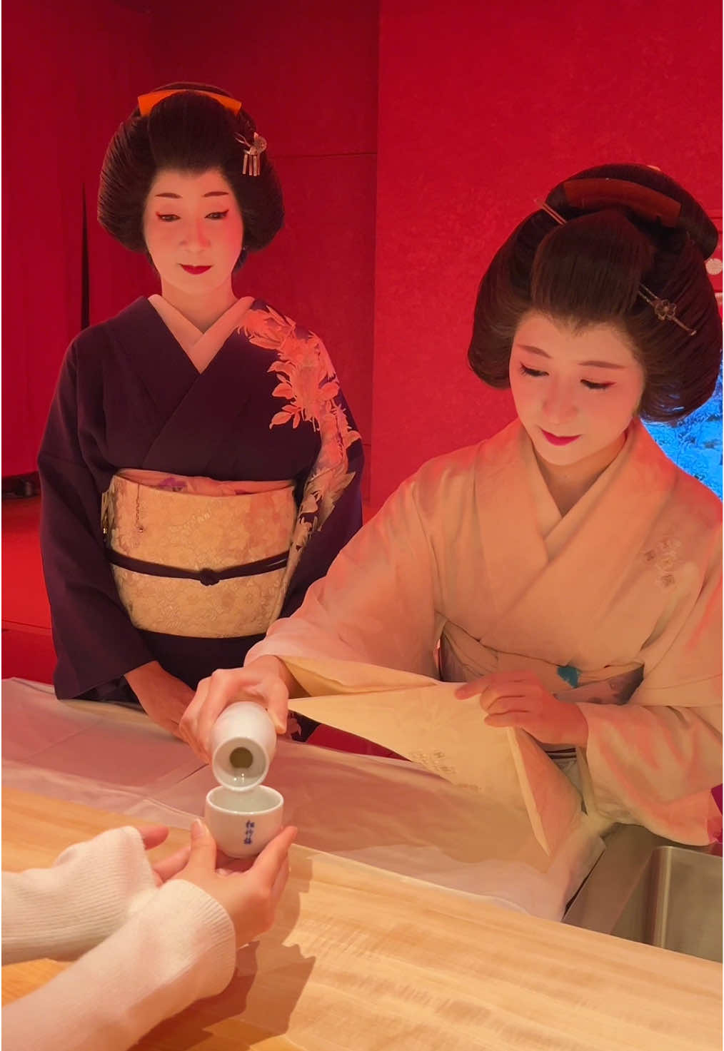 本場の芸者さんとお座敷遊びなどをしながら食事ができる新しい施設👘 古き良き日本文化である舞踊やお座敷遊びを気軽に体験可能！ 本格会席御膳をいただきながら芸者さんによる踊りが見れる👀 和食コースは京都の祇園おくむらが監修している＆日本酒やお茶などの取りそろえもバツグン🍶🍣 11月末にオープンしたばかりの次世代型フードエンタメで他の飲食施設も豊富◎ 📍グランハマー  / 新橋 ￥27000～/人 ⏰営業時間：11:00〜5:00（日曜日のみ11:00〜23:00） 💤定休日：なし 🏠住所：〒105-0004 東京都港区新橋２丁目８−５ #東京グルメ#新橋グルメ #グランハマー 