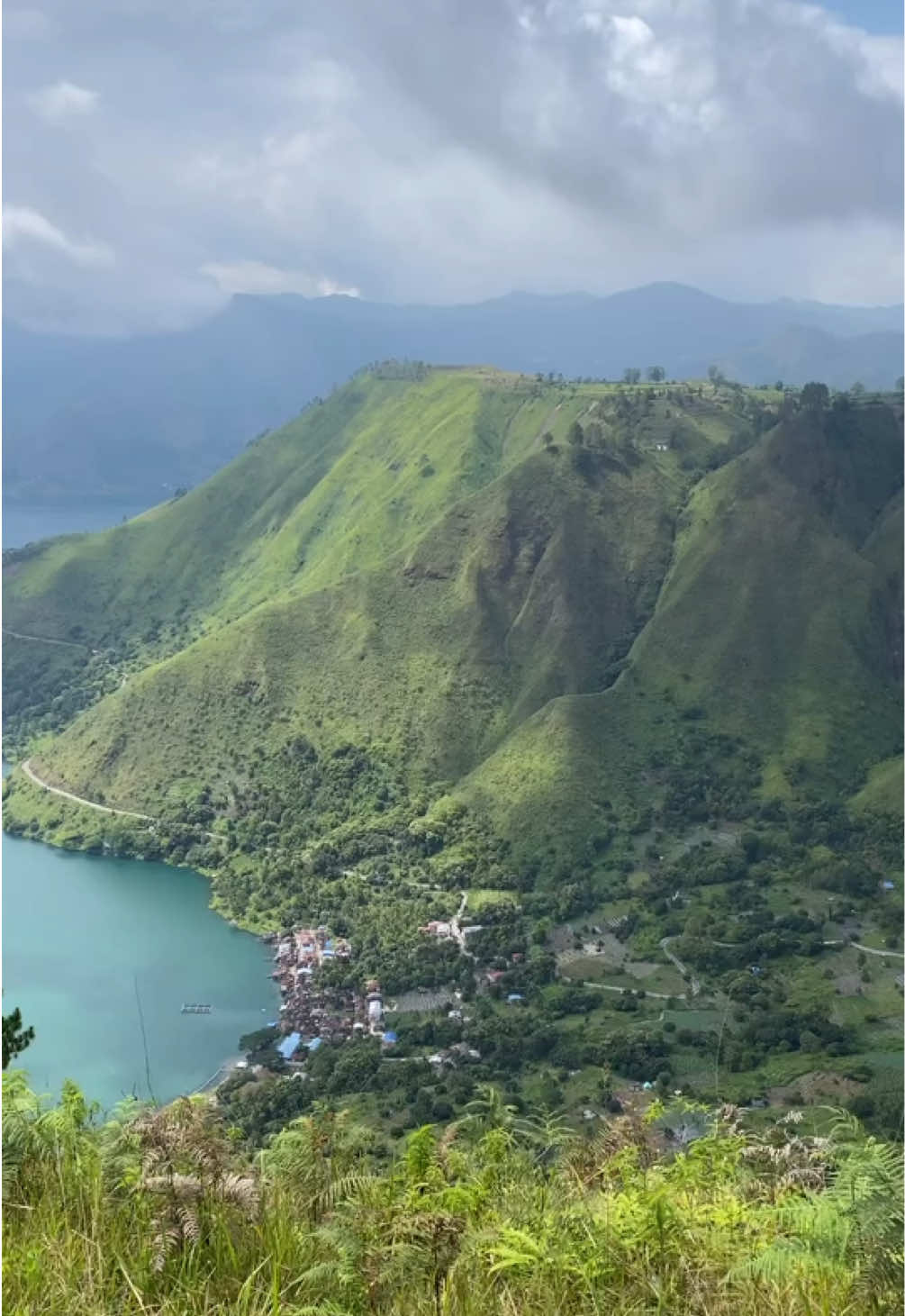 Meski pun berkabut, tapi danau toba tetap indah 📍Loc : Wisata Anugerah Indah Sippan 📹 IG : bayusukmarinaldi #danautoba #simalungun #wais #sippan #wisatasumut #sumut #fyp #fypシ #tiktok #viral 