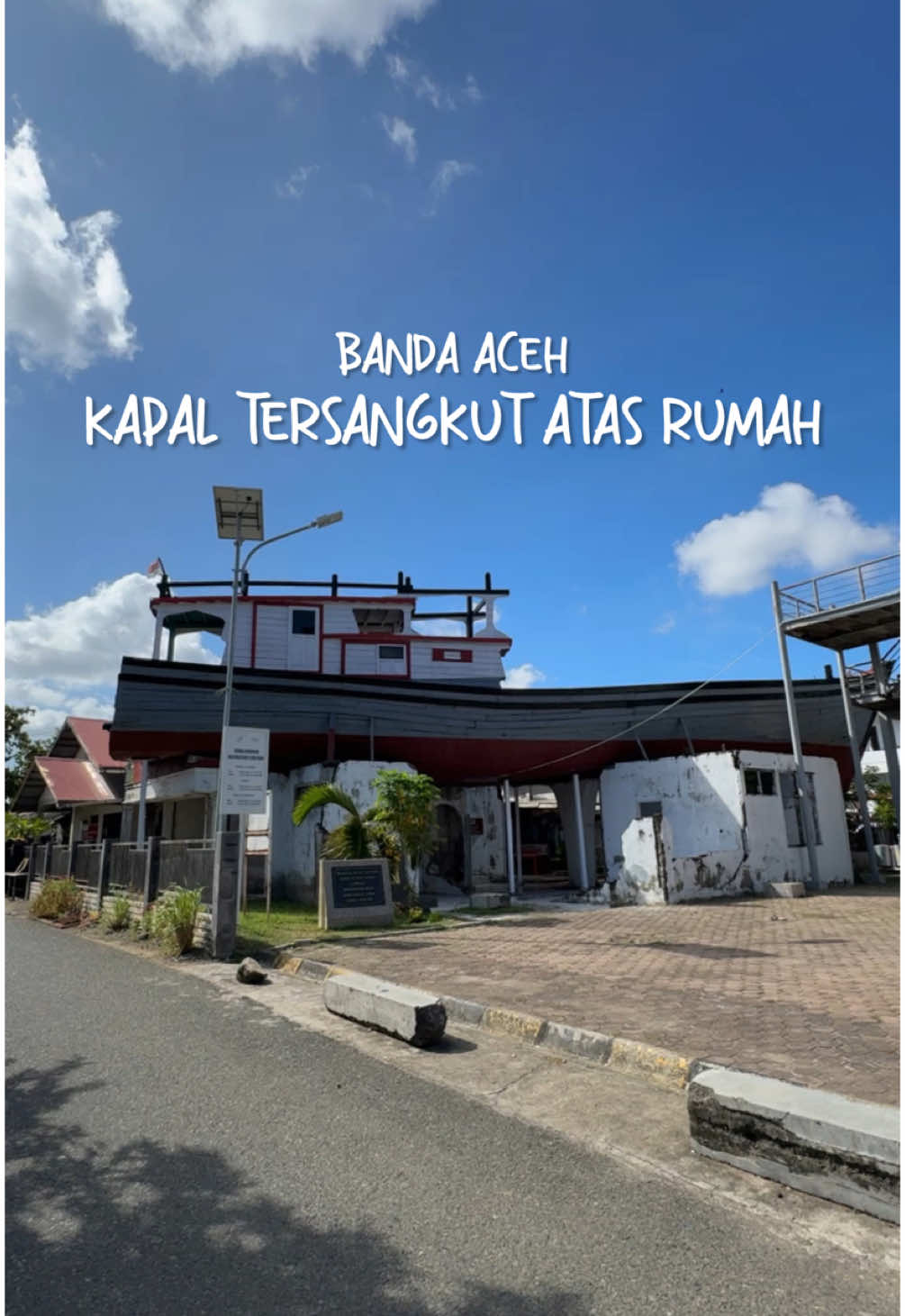 Kapal kayu ini tersangkut di atas rumah sejak 20 tahun lalu. Terseret arus gelombang tsunami sejauh satu kilometer ke pemukiman penduduk di Gampong Lampulo. Hingga saat ini menjadi monumen peringatan dan mengenang peristiwa saat bencana alam tsunami 26 Desember 2004. #kapaldiatasrumah #aceh #bandaaceh #tiktoktravel #acehviral 