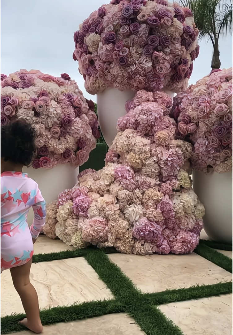 Travis flowers for Kylie🥺💐#kylie #kyliejenner #repost #fyp 