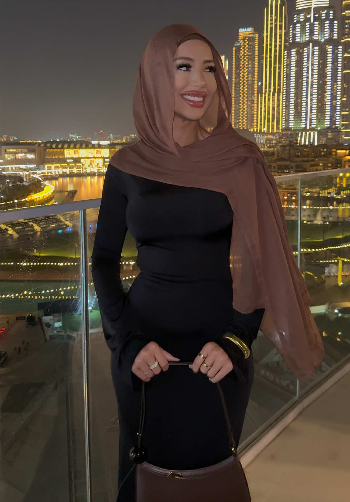 Dubai nights 🏹                                                           #dubai🇦🇪 #burjkhalifa #hijabi #hijabfashionstyle #nightview #dxb #dubaifountain #dubai_dxb_uae🇦🇪 @Tannorahofficial 