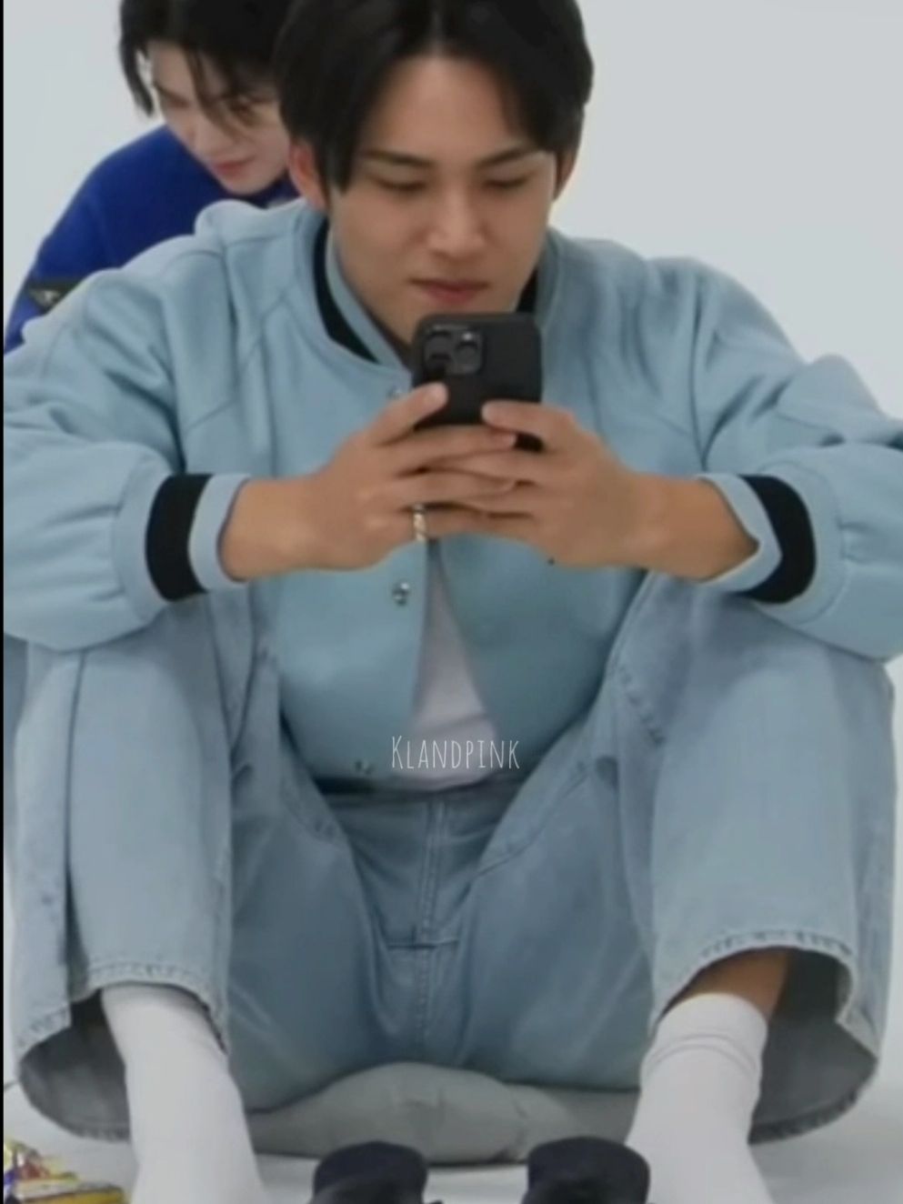 He just sitting playing with his phone, but it very interesting cute.. #mingyu #seventeen 