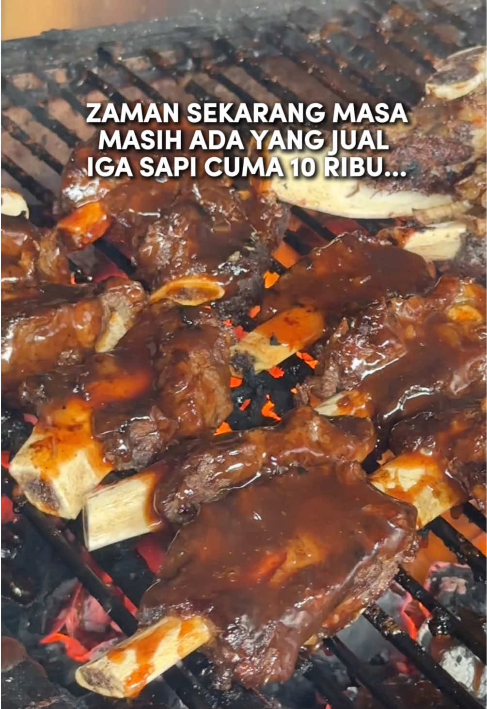 Nama menu-nya IGA GEMOY ya. Cuan banget sih 8 iga sapi 80rb aja, total 800gr iga! 🤯 Tenang walopun murah, tapi dagingnya banyak kok. Smoked brisket mereka juga recommended buat dicoba 👌🏻 📍 Atu Dua Iga Kelapa Gading, Jakarta Utara #ttpetualangpro #kuliner #kulinerjakarta #kulinerkelapagading #atuduaiga 