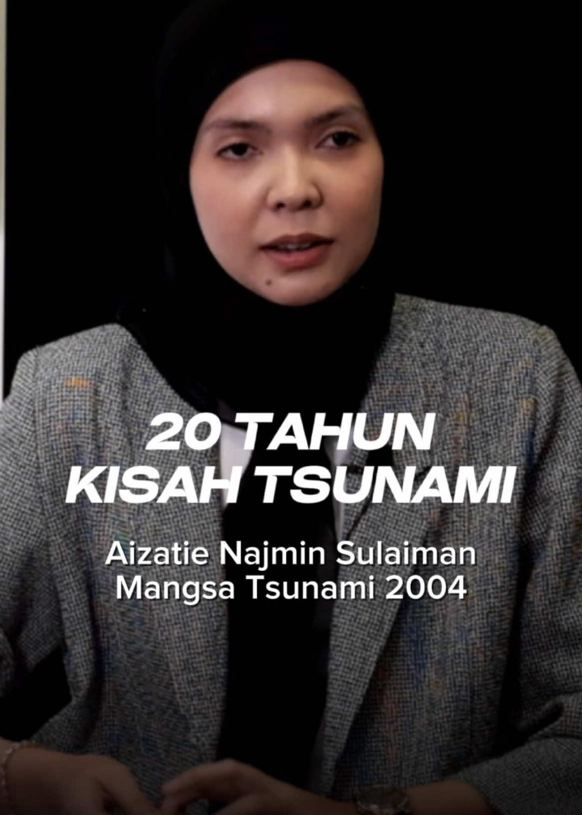 Dua dekad telah berlalu sejak tragedi tsunami yang melanda Malaysia pada 26 Disember 2004.  Tragedi ini membawa kemusnahan besar yang mengubah kehidupan khususnya kepada mangsa. Astro Radio News berkesempatan untuk menemu bual salah seorang mangsa tsunami, Aizatie Najmin Sulaiman, yang selama 20 tahun memendam pengalaman pahitnya itu.  #20TahunTsunami #Tsunami #Tragedi2004 #AstroRadioNews