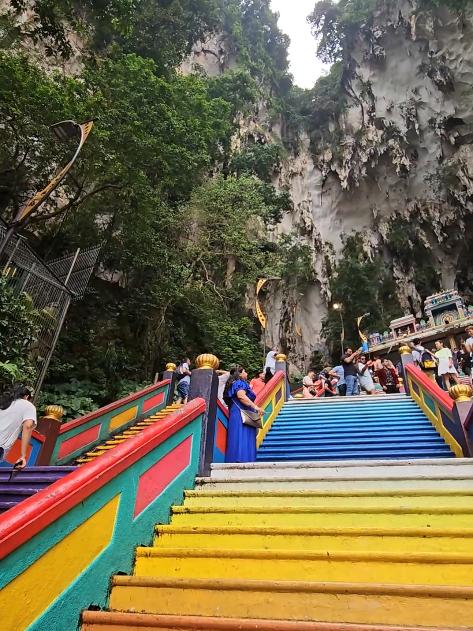 10 minutes walk from Outram Park MRT to admire the Batu at Caves?...🤯😫🧐 ⛰️: super epic with that waterfall🤯