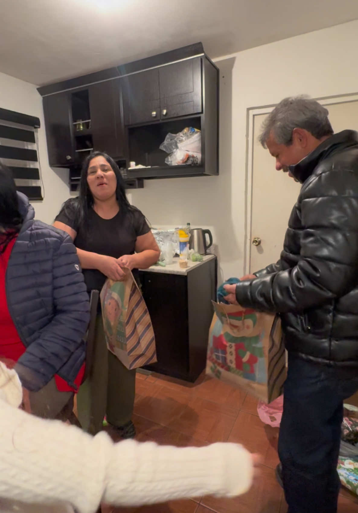 NOS ARREGLAMOS MUY RÁPIDO LISTOS PARA LA CENA ✨ ASI SE VIVIÓ LA NAVIDAD EN FAMILIA 🎄🎅🏻 LAS NIÑAS FELICES CON SUS REGALOS 🎁 SU REACCIÓN 😍 #fouryou #parati #fyp 