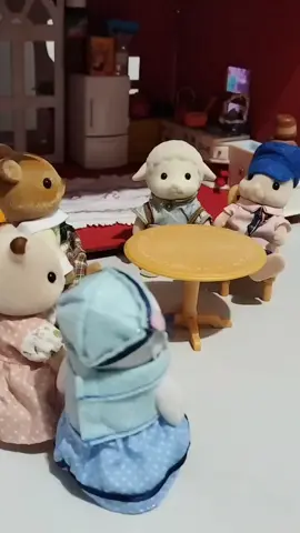 ¿SI O NO? 😤 Jsjs, hice mi versión de este meme que es una joya, ¿nos extrañaron?, nosotros a ustedes si y mucho, hay nuevo elencooo❤️ #sylvaniandrama #ternurines #calicocritters  #sylvanianfamilies #ternurinesmexico  #chafarines #sylvaniandramalatinoamerica 