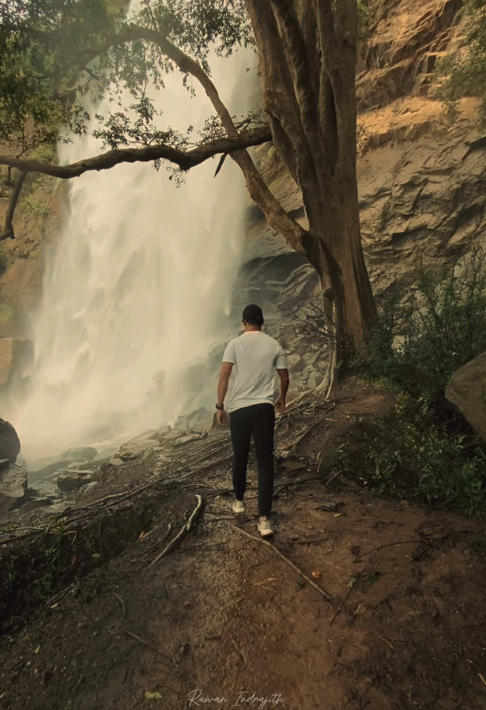 දියවිනි ඇල්ල.. . . . #chasingwaterfalls #huntingwaterfalls #waterfall #beauty #explore #discover #naturelover #travelling #travellife✈️ #srilanka🇱🇰 