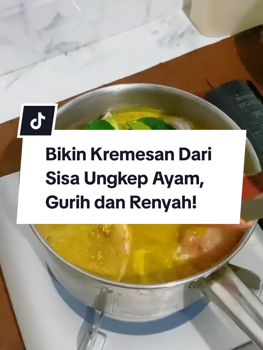 Jangan buang sisa air ungkep ayam! Mending diolah aja jadi kremesan yang renyah😍 Kali ini Ibumin punya resep kremesan yang bikin auto nagih sekeluarga. Cara buatnya juga mudah banget. ===== 🫓Resep Kremesan Ayam🫓 Bahan : 🥣600ml air ungkepan ayam 🥚 1 butir telur 🍶12 sdm tepung tapioka 🍚 3 sdm tepung beras 🧂1/4 sdt baking powder Cara : 🫓Tuang sisa air ungkepan ke dalam saringan, pisahkan ampasnya. 🫓Tambahkan telur, tepung tapioka, dan tepung beras lalu kocok lepas 🫓Masukan baking powder kocok kembali. 🫓Panaskan minyak, tuang adonan perlahan-lahan dari posisi agak tinggi hingga berubah warna kuning keemasan. 🫓Hasilnya kremesan gurih dan renyah siap di santap. ====== Kremesan ini cocok banget dijadiin teman nasi anget 🤗 Buibu ada yang pernah nyoba resep ini juga ? #Ibupedia #Ibupedia_Resep