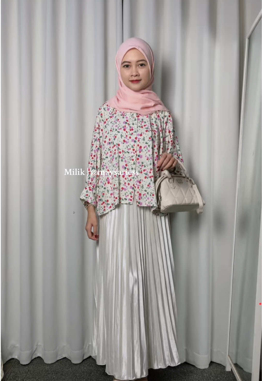 Tbtb jadi girly gini, btw blousenya 50rban weyy 🥰🥰🥰 #OOTD #blouse #outfitinspo #fyp 