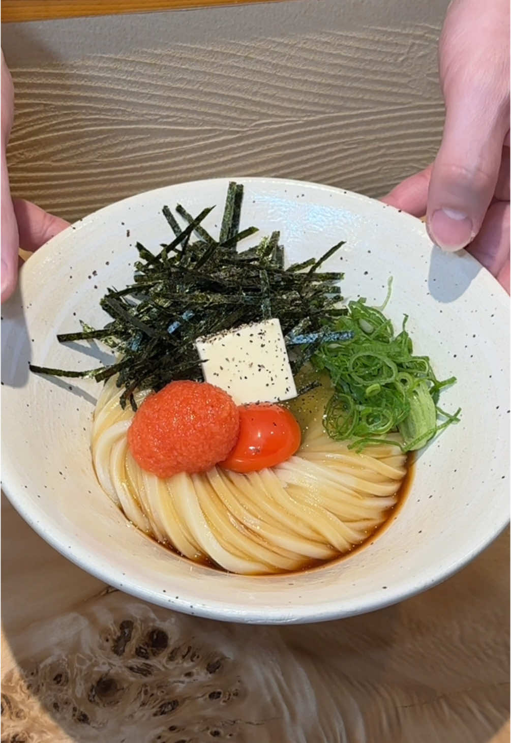 モッチモチの釜玉めんたいうどん😋 ◎ 釜玉めんたい＋バター＋有明のり ¥1,300 …打ちたて、切りたて、茹でたての福岡うどん 【店舗名】うどん屋 新堀 【住所】東京都渋谷区千駄ケ谷５丁目２３−９ モルフォ 1F 【アクセス】代々木駅から徒歩7分 【営業時間】11:30-15:30、17:30-20:30(夜は平日のみ) 【定休日】日曜、月曜 【予算】¥1,000〜¥2,000 #東京グルメ #japanesefood #tiktokfood