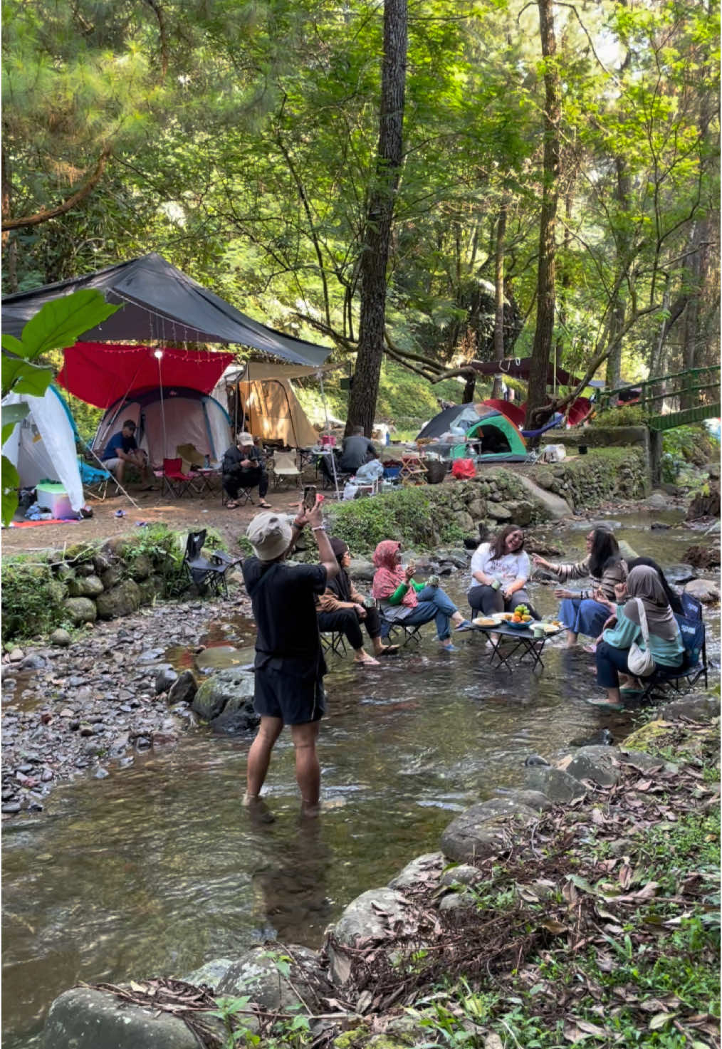 Keseruan berbincang, canda gurau di sungai 😁   Yu yu camping ke sini #capolaga #gembirabersamaalam #subang #ciater #wisataalamcapolaga #fypシ #camping #familycamping 