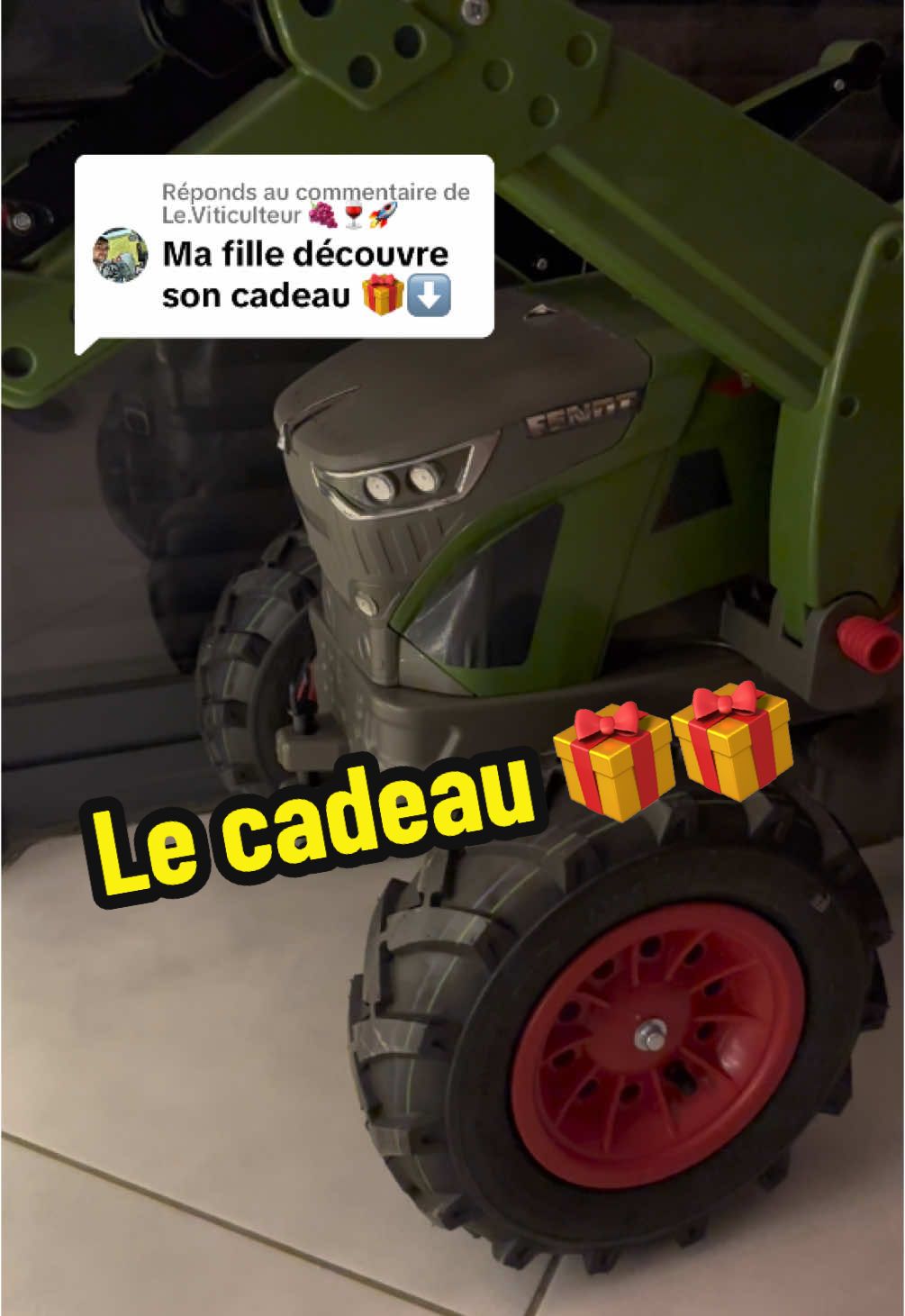 Réponse à @Le.Viticulteur 🍇🍷🚀 merci encore l’équipe RULLIER et Fendt 😍🎁 #pourtoi#cadeaux#tracteur#fendt 