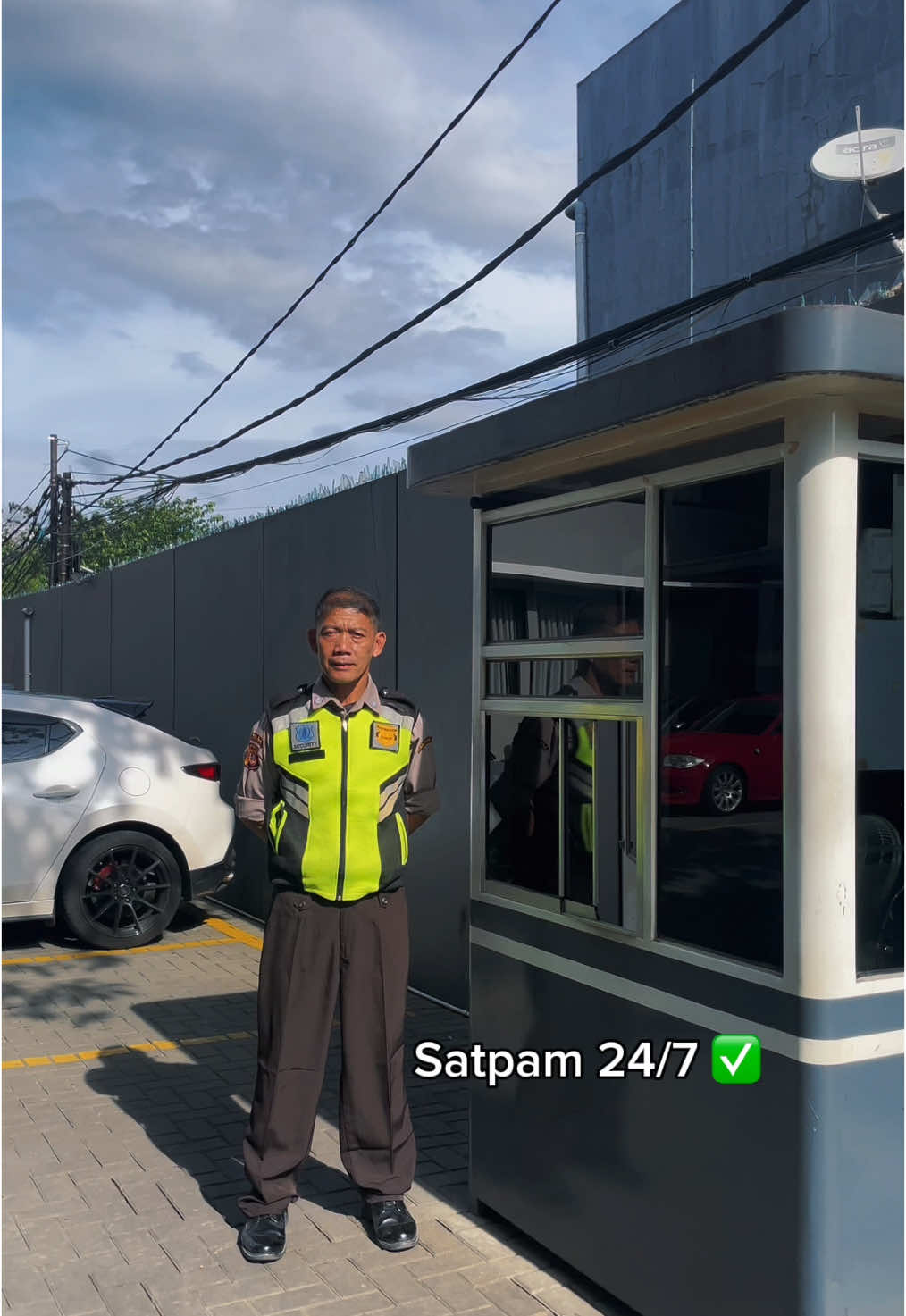 Gak perlu khawatir lagi kalau kost disini!  Keamanan terjamin 24/7, parkir mobil luas banget, jadi gak ribet cari tempat.  Nyaman, aman, dan cocok banget buat kamu yang butuh kost strategis. #KostBandung #KostITB #KostUnpar #KostSetiabudi #KosBandung #InfoBandung #fyp 