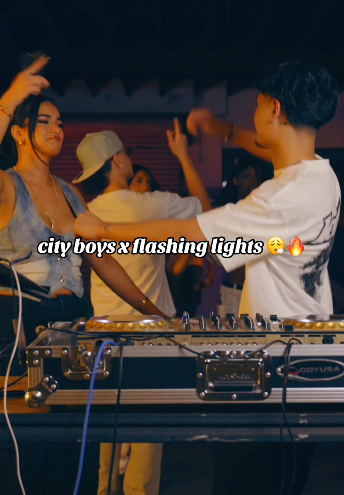 Burna Boy on a Kayne Beat 😮‍💨🔥 Full DJ Set available on our youtube, link in our bio 🙌🏽 track id - Flashing Boys (Katayanagi Twins Edit)  #burnaboy #kayne #dj #djmix #mashup #afrobeats #kaynewest #flashinglights #rnb #rnbvibes #2000s #djset #sydney #australia 