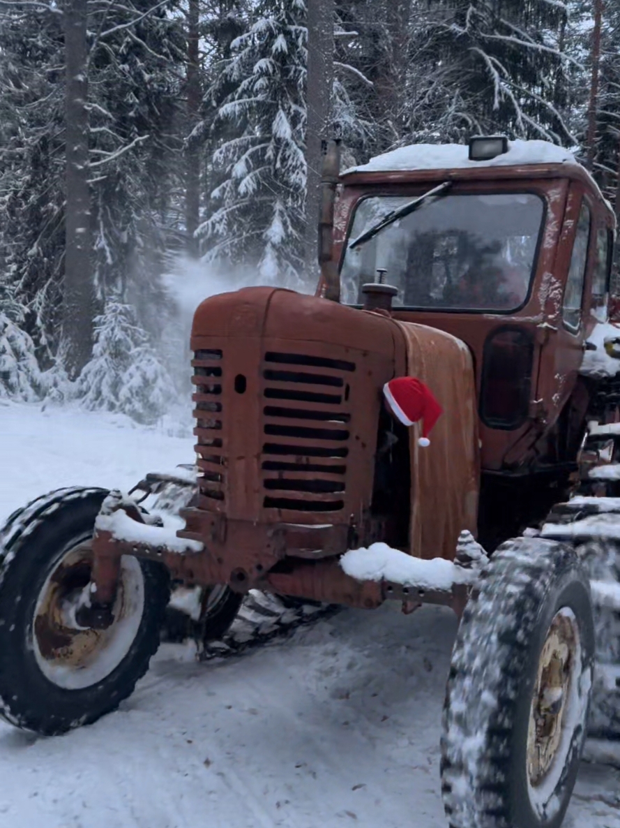 Now during Christmas, three new holiday-themed videos have been uploaded to the ForestAndWheels YouTube channel 🎄🎁 Check them out, the link is in the bio!❄️ #mtz50 #belarus #D50 #tractor #belarustractor #belarustractors #belarustractor🚜 #tractors #traktori #youtubers #youtubeshorts #МТЗ #мтз #мтз50 #tracteur #ciągnik #трактор #traktorius #traktors #τρακτέρ 