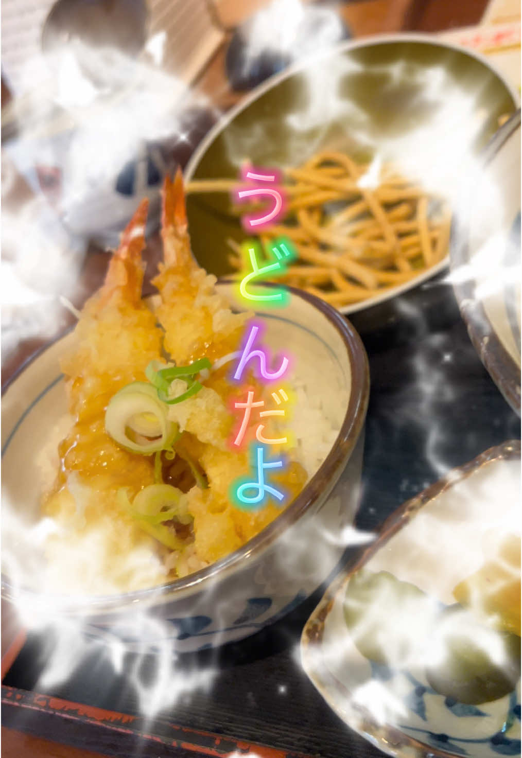 大桑にあるめん房本陣さんへ。 ミニ丼セット 980円、麺大盛 100円 今日はInstagramを見ているとめん房本陣さんのPostが流れてきて、その「ミニ丼セット」に釣られちゃったね。 こちらのランチメニューはこの「家康弁当」ほかにも、チキンカツがセットになった「秀吉弁当」、ミニ天丼がセットの「若殿弁当」や白身魚と茄子の揚げ出しがセットになった「信長弁当」などサービスメニューのラインナップ豊富ですよね。 ミニ丼セット は、かけうどん、かけそば、ぶっかけうどん、ぶっかけそばから選べて、ミニ丼もネギトロ丼 or 海老天丼 or 鮭枝豆丼から選べます。 今日はかけうどん（温）の麺大盛とミニ海老天丼をチョイス。 かけうどんにはネギ、桜かまぼこがトッピングされ、昆布、うるめ、いわし、サバから取った出汁であっさりいけますよね。 麺は味一番フードさんが手掛ける平打ちの自家製麺で、金沢でよく食べられている金沢うどんって言って良いのか解りませんが、ツルもち食感で安心して食べられますよね。温・冷等などで三種の麺を使い分けているのも凄いですよね。 うどんめちゃ旨いわ～。 今日は最初からテーブルの七味唐辛子でスープは真っ赤。 今日もお腹いっぱい♫美味しかった。 ★めん房本陣★ 石川県金沢市大桑3丁目18 TEL：076-241-3733 営業時間」：11:00～15:00/17:30～21:30 土曜日11:00～22:00、日曜日11:00～21:30 定休日：なし 席数：120席 駐車場：35台 喫煙：禁煙 その他：クレジット決済可 Instagram： @menbo_honjin ❤❤❤❤️ . #金沢 #ラーメン #金沢ラーメン #金沢グルメ  #石川県 #石川ラーメン #食べ歩き #라면  #ramen  #movie #ラーメン動画 #めん房本陣 #家康弁当 #かけうどん #海老天丼 #自家製麺 