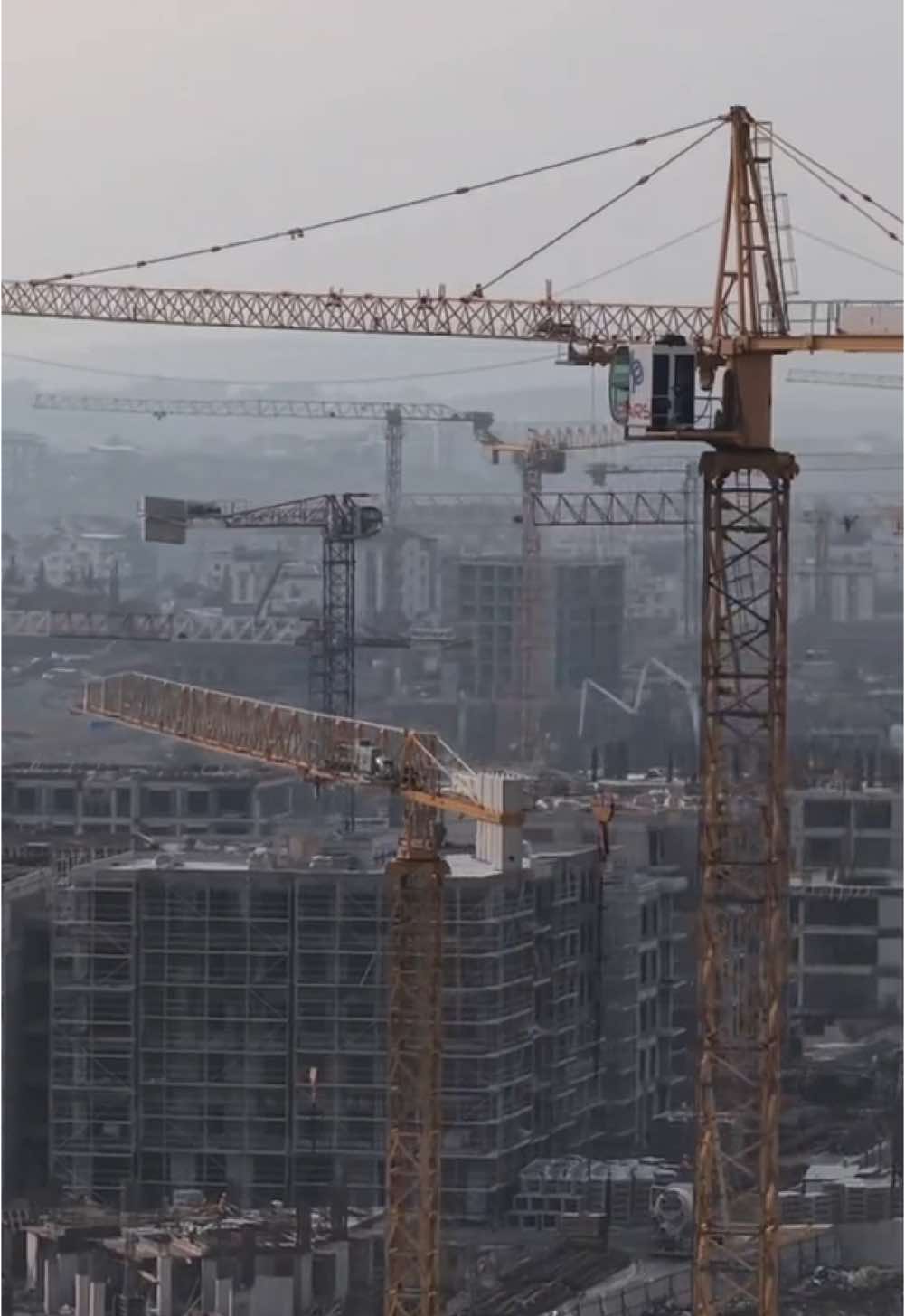 Dünyanın en büyük şantiye alanında binlerce emekçi depremden sonra 11 şehrimizi yeniden ayağa kaldırmak için durmaksızın çalışıyor. Allah onlara güç, devletimize kudret versin. Allah bir daha böyle acı yaşatmasın. 📍Antakya / Hatay #Hatay #deprem #Antakya #inşaat