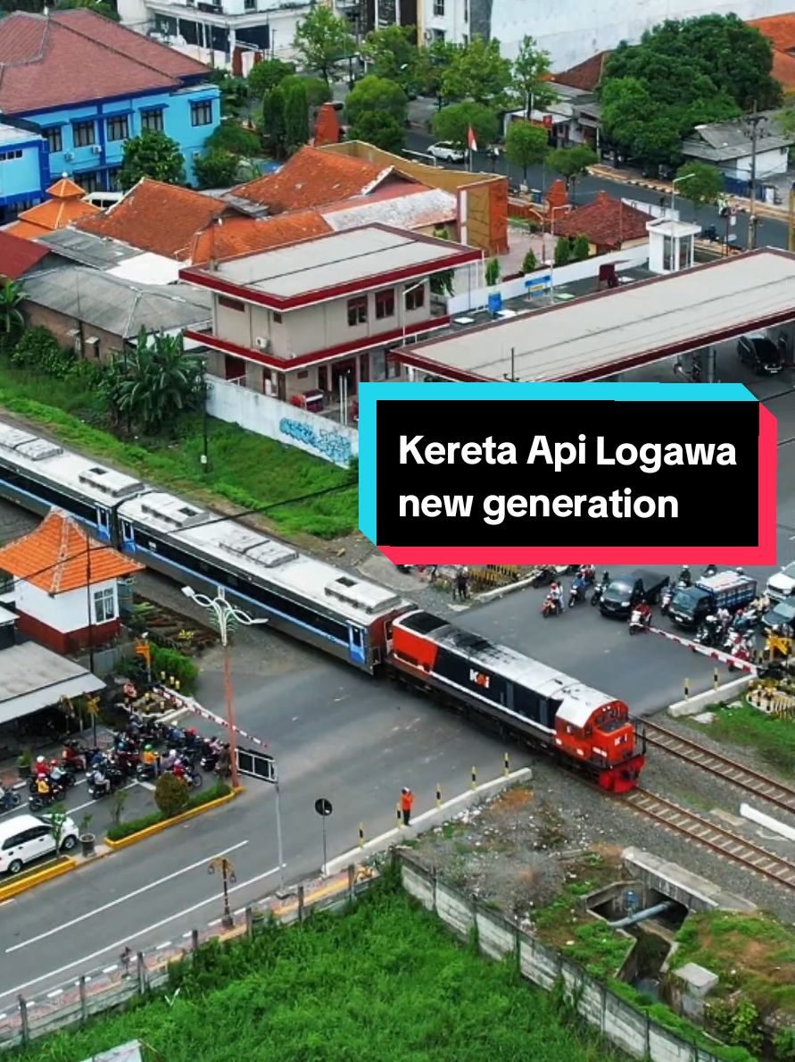 momen langkah kereta api logawa new generations ditarik dengan lokomotif R&B CC201 89 12 PWT. berangkat dari stasiun Mojokerto  #infomojokerto #logawa #logawanewgeneration #mojokerto #stasiunmojokerto #fyp #keretaapi #keretaapiindonesia #mojokerto24jam #cc201 #fypシ 