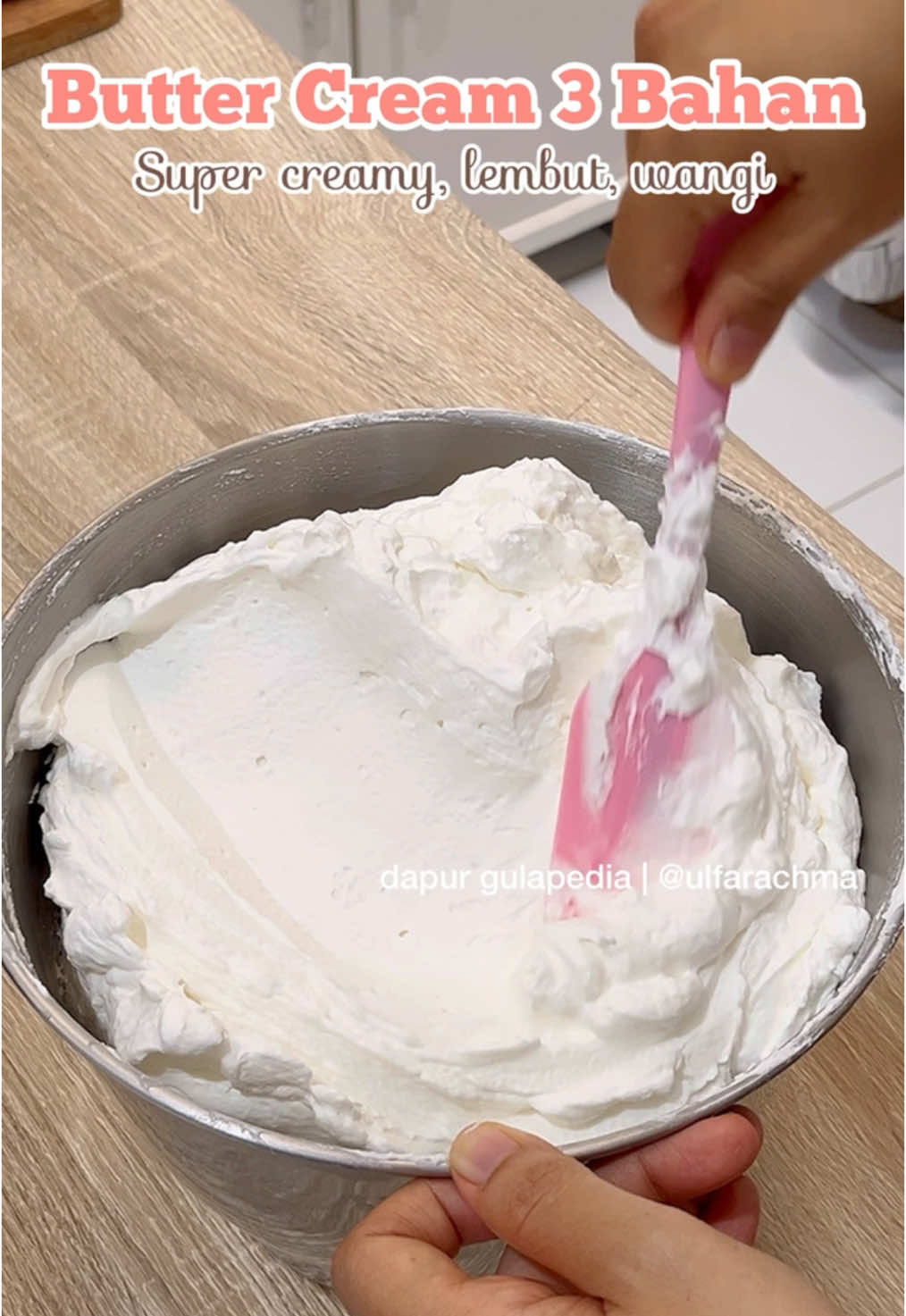 Replying to @Myazsya Yang kemarin penasaran dengan resep buttercreamnya, berikut ya, semoga bermanfaat ❤️ Buttercream 3 Bahan Super Creamy, lembut, wangi By Dapur Gulapedia Bahan: 500 g mentega putih (shortening) 300-350 g krimer kental manis (manisnya bisa disesuaikan dengan selera, aku 300 g aja cukup) 250 g hollman soft cream 1 resep ini bisa untuk 2-3 whole cake (filling dan frosting) ukuran sedang. Jika untuk cake mini yang kemarin aku buat bisa untuk 5-6 resep. Buttercream ini kokoh jadi cocok banget untuk dijadikan cover cake yang akan lama disimpan di suhu ruang. Untuk daya tahannya sekitar 5-6 hari di suhu ruang dan sekitar 3-4 minggu di kulkas (simpan dalam wadah tertutup agar tidak terkontaminasi dengan bahan lainnya). #buttercream #idejualan #cake #minicake #slicecake #resep #resep #resepkue #fyp #Foodie #foodtiktok #reseptiktok 