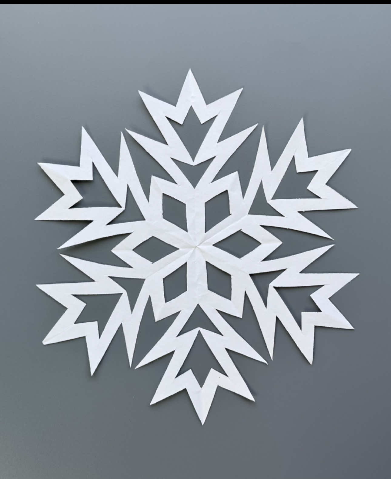 Snowflake paper❄️ #DIY #christmas #howtomake #snowflakes #papersnowflakes #craft 