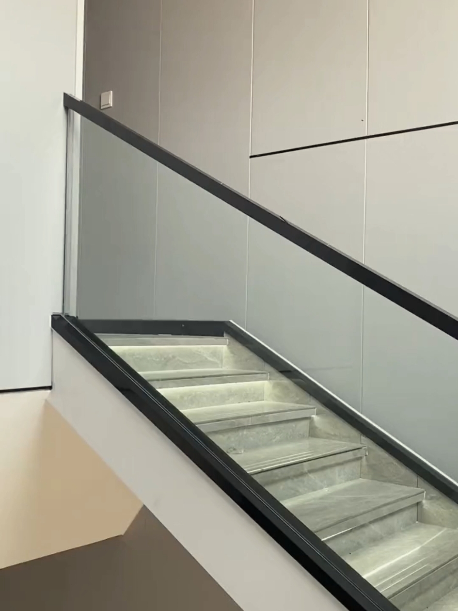 Tay inox vuông cầu thang kính là sự kết hợp hoàn hảo giữa an toàn và sự tinh tế trong thiết kế . Với thiết kế từ inox cao cấp , tay vịn vừa chống gỉ sét , vẻ giữ được vẻ ngoài bóng gương suốt thời gian dài sử dụng . #kinhcuongluc #cauthangkinh #cauthangkinhdep #cauthangtayvinnhom3d #cauthangkinhamsan 