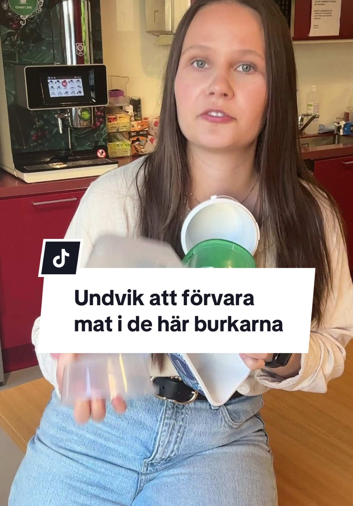 Hur brukar du förvara rester?     Bland annat glassaskarna är en klassiker i många hem då det kommer till att förvara rester.     Men problemet många förpackningar skräddarsydda för specifika typer av livsmedel och vissa användningsvillkor.     Om de inte används som planerat kan kemikalier föras över till maten.     #matförvaring #kylskåp #plast #finlandssvensk