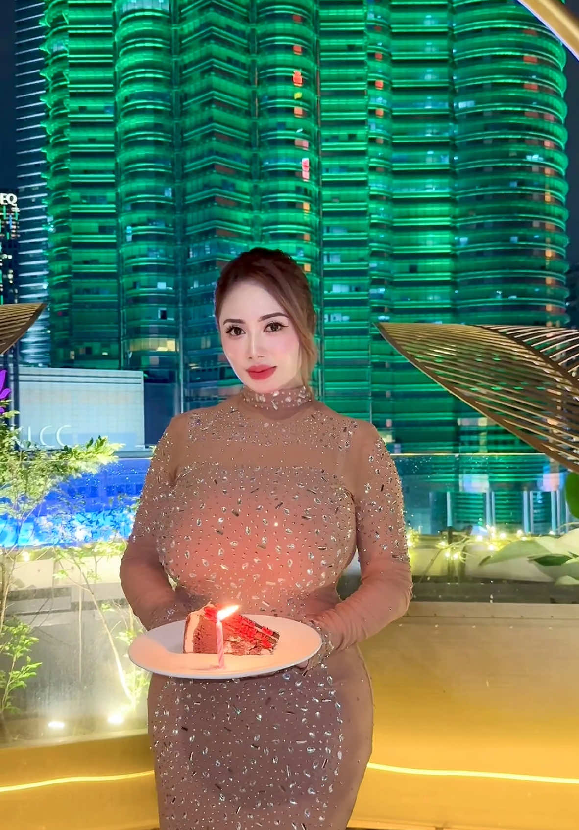 PRE BIRTHDAY CELEBRATIONS at @Le Mirch KL  🎂 #lemirchkl #birthday #birthdaytrend #birthdaygirl #birthdaycake #klcc #klccview #Foodie #zackzainefer 