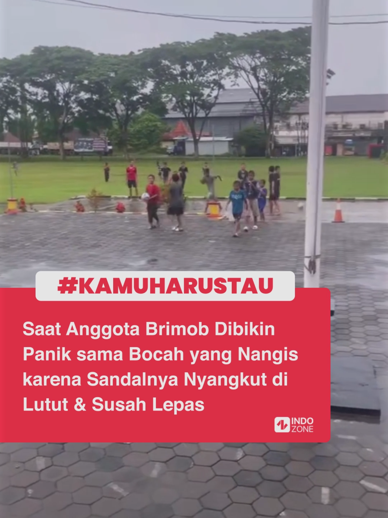 Selalu ada saja tingkah anak kecil yang bikin geleng-geleng kepala, salah satunya dibagikan oleh akun TikTok hanya_polisi_biasa. Terlihat, para anggota Brimob di Kendal dibuat panik saat ada bocah lelaki yang tiba-tiba saja menangis sampai tergeletak saat bermain bola di lapangan bersama teman-temannya. Bocah tersebut kemudian perlahan mendatangi para anggota Brimob, seperti ingin meminta pertolongan. Tenyata, alasan menangisnya karena sandal yang dipakai naik sampai ke lutut dan susah untuk dilepaskan. Beruntung, para anggota Brimob sigap untuk memberikan bantuan, meski di akhir bocah itu harus menerima tertawaan dari teman-temannya. Video: TikTok/hanya_polisi_biasa [Baca berita dan informasi menarik lainnya hanya di www.indozone.id]