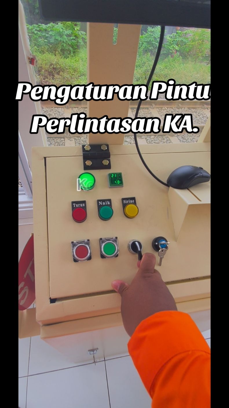 pengaturan pintu perlintasan KA, JPL 89. #viralditiktok #videoviral #viralvideos #keretaapiindonesia #kereta #keretaapi #fyp #perlintasankeretaapi #daop8 #pasuruan #pjl 