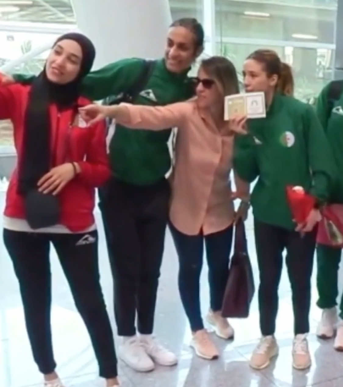 @imanekhelif10 with the Algerian national boxing team arriving home from Dakar after qualifying to the Paris 2024 Olympics ❤️ #ImaneKhelif #Imanies #إيمان_خليف