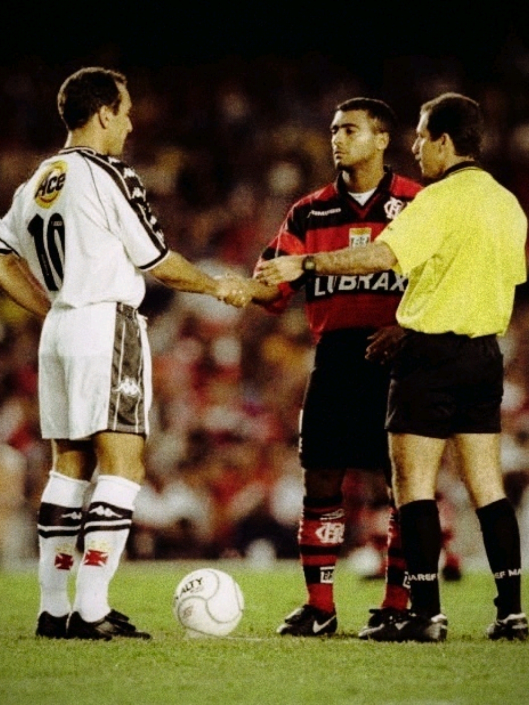 O saudável futebol dos anos 90. Vasco x Flamengo pela Taça Rio, em 1999. #romario #vascodagama #edmundo #futebolraiz #rj #fyp #edit #CapCut 
