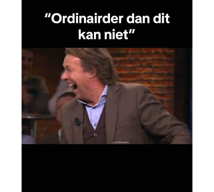 De heren van VI lachen zich helemaal te pletter na een ordinaire opmerking van Johan Derksen 😂😂😂 #vandaaginside #veronicainside #voetbalinside #voetbalinternational #johanderksen #renevandergijp #wilfredgenee #hanskraayjr 