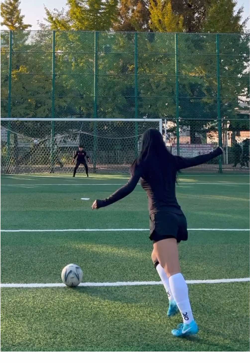 Instep #soccer #football #futsal #futbol #freekick #shot #curves #Knuckleball #footballtraining #footballskills #workout #축구 #풋살 #여자축구 #여자풋살 #프리킥 #감아차기 #무회전 #훈련 #운동 