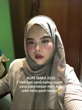 AKU BANTU JELASIN YAA!! itu biasanya bagian komdis atau komisi disiplin. Bagian yang bertanggungjawab sama kedisiplinan peserta ospek.. orangnya pasti ga pernah senyum, tegas banget dan kalo muncul suka belakangan.. Jadi, jangan pernah bawa barang yang dilarang, perhatiin pakaian, dan make up juga biasanya ga boleh sih☝️ CMIIW#kuliah #kampus #collegelife #tips #fyp #hacks #foryoupage #maba #2025 #semester1 