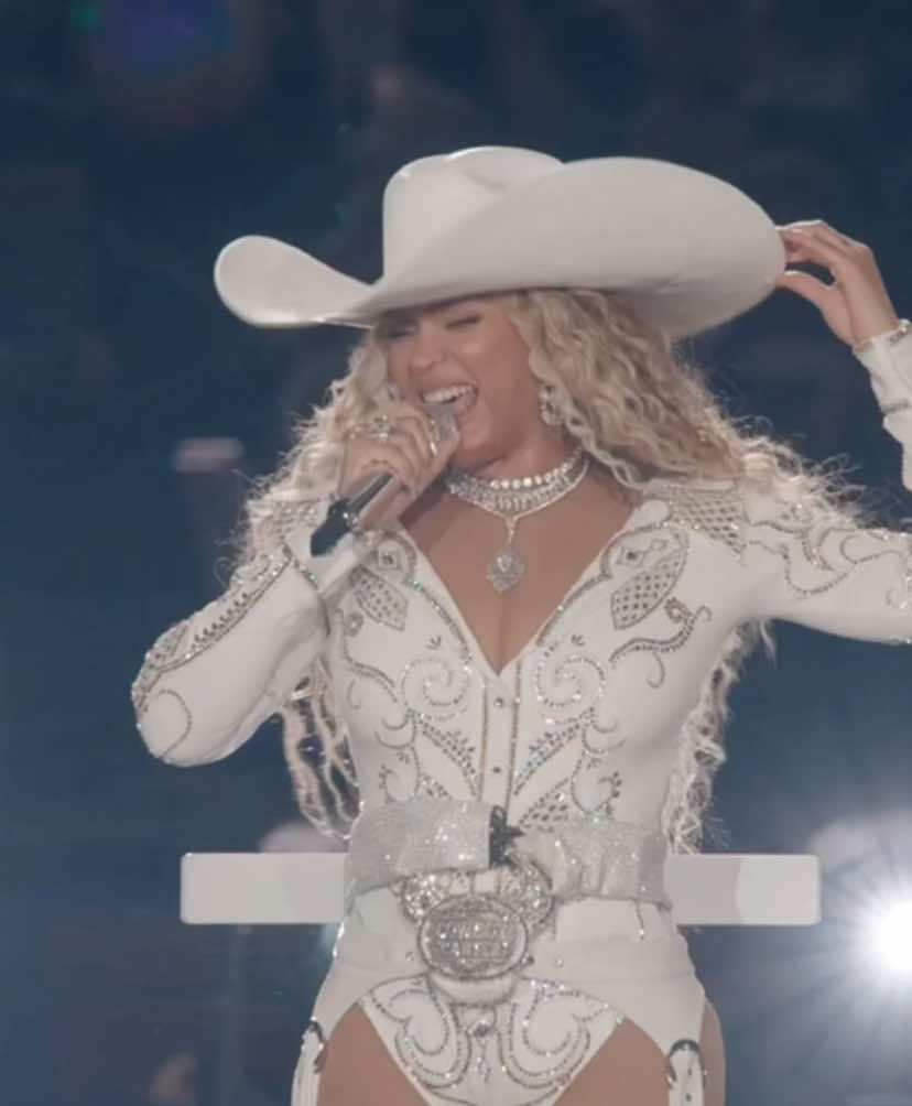 Beyoncé performing at the #NFL halftime show in Houston #NFL #beyoncebowl #beyonce #nrgstadium #htown #houstontx @Beyoncé @Parkwood Entertainment @NFL 