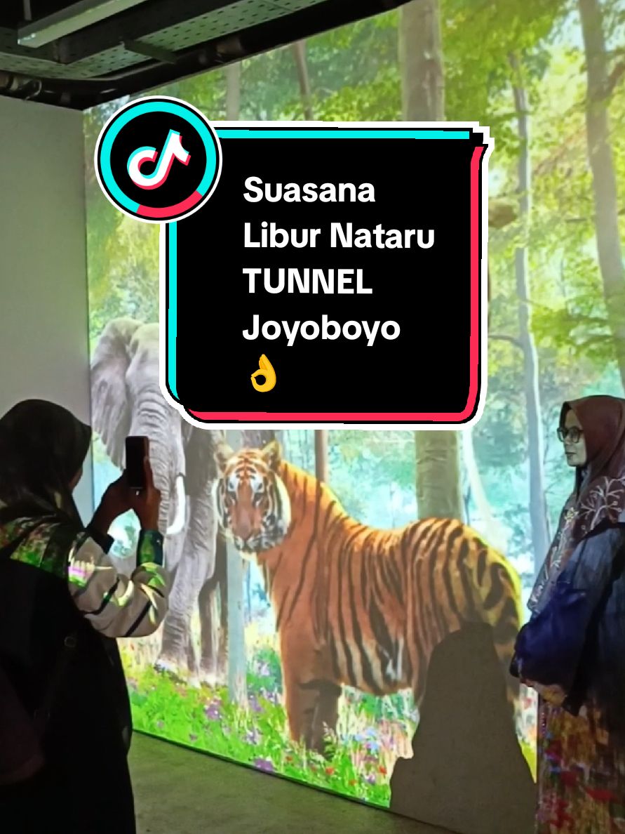 Suasana Libur Nataru di Terowongan (Tunnel) Pejalan Kaki Joyoboyo‼️ Antusias Masyarakat ingin melihat mapping diorama di Tunnel Joyoboyo dan untuk pejalan kaki dari Terminal Intermoda Joyoboyo ke Kebun Binatan Surabaya (26/12).  Didalam terowongan, pengunjung akan disuguhkan dengan mapping diorama tentang satwa. Dilengkapi dengan pendingin ruangan, tangga, dan lift, tunnel akan ramah bagi anak, orang tua, hingga difabel. Tak hanya itu, Dishub Surabaya berkolaborasi dengan KBS telah menyiapkan loket tiket KBS di Terminal Intermoda Joyoboyo. Buka setiap hari dari jam 09.00-21.30 WIB. Oiya rek, untuk sekedar melihat mapping diorama satwa ini GRATIS!!! Lo Rek... Ndang wes👌 #TIJ #surabaya #KBS #lovesuroboyo #surabaya #fypシ #fyp #fypシ゚viral🖤tiktok #diorama  #fyppppppppppppppppppppppp #natal #nataru 