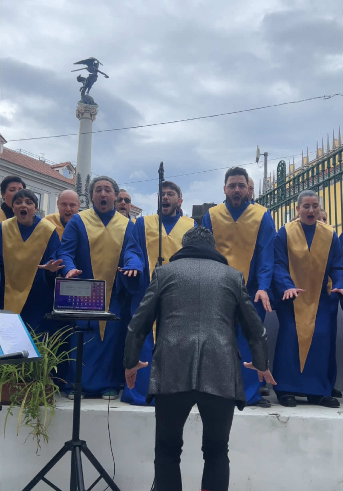 Hail Holy Queen 🙌 #sisteract #hailholyqueen #ohhappyday #christmas #coro #corogospel #gospel #buonnatale #choir 