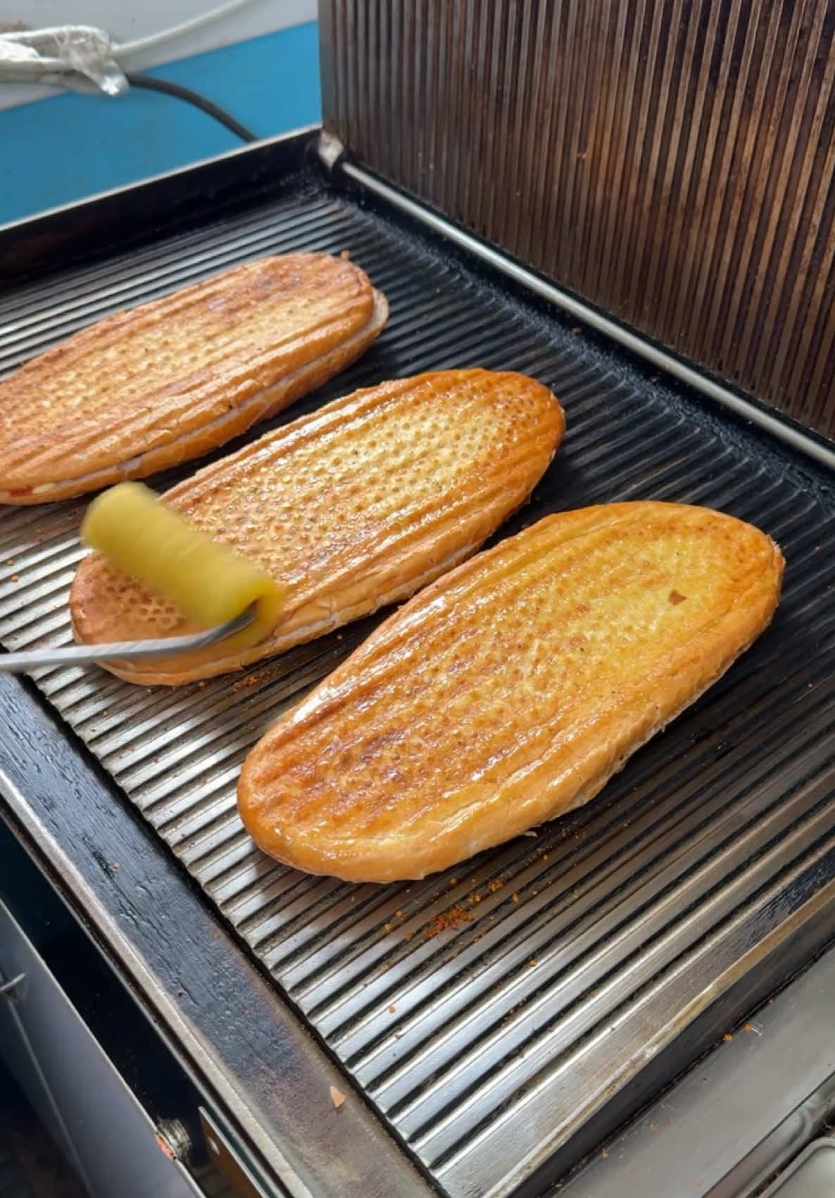 Zeytinyağlı Karışık Tost . Geçen gün Nizip sokaklarında gezerken Nizip'in en iyi Tostçuların'dan biri olan Tostçu Nizam Ustamın yanına geldim Nizam ustam benim için kendi elleriyle güzel bir Zeytinyağlı Karışık Tost hazırladı ben ilk defa Zeytinyağlı Karışık Tost denedim Zeytinyağlı Karışık Tost Harikaydı ben bu lezzeti çok beğendim iddia ediyorum sırf bu Zeytinyağlı Karışık Tost için  bile Nizip'e gelinir bu lezzet için gerçekten değer  . #gaziantep #zeytinyağlıtost #lezzet #gaziantep #yemekturkiyecom 