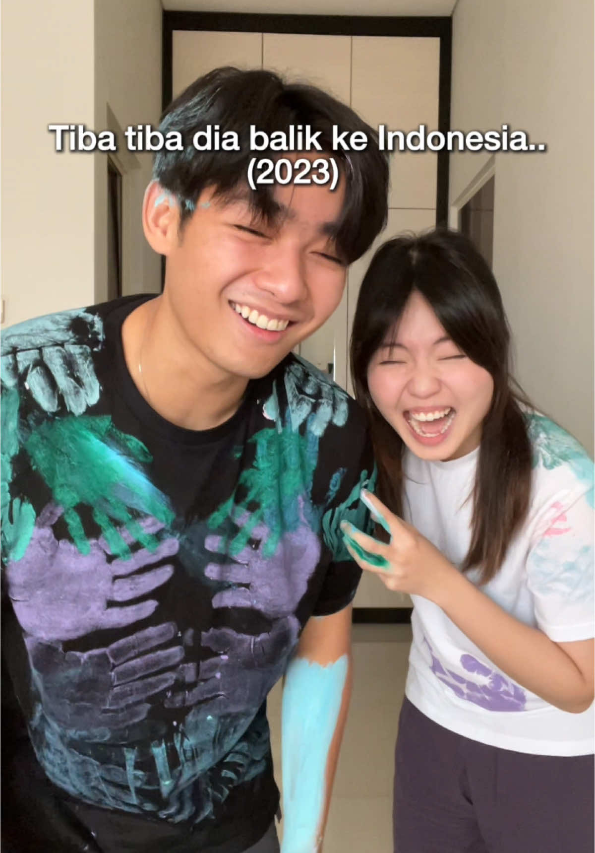 Kalau tahun 2025…?  Ga nyangka udah 3,5 tahun kita LDR-an… Aku kuliah di Indonesia dan dia kuliah di Belanda … Sempet ragu karena ngerasa jauh banget, ditambah lagi perbedaan jam antara Belanda dan Indonesia bisa beda 6 jam.  Aku baru bangun… dia baru mau tidur… Aku mau tidur… dianya baru balik kampus…  Jadi selalu HARUS ada yang ngalah gak tidur biar bisa ngobrol setiap hari ( yaitu owen 🙏🏻 WKWK ) Sebenernya masih banyak banget cerita seru, lucu, sedih dan emosi campur aduk yang belum sempet kita ceritain.  Mungkin next ceritain cerita kita? 