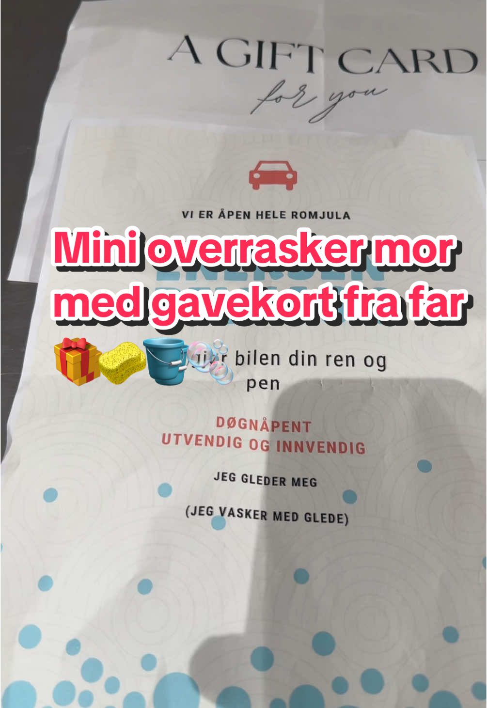 Når mini overrasker sin mor med gavekort fra sin far.  Bilvask….  Ja da får far levere da…. #positivbilpleie  #christmas #jul #venner #gave #julevask #detailing #carwash #bilpleie #pleibilen #vaskbilen #cars #christmasvibes #glede #mågjennomføre #vask 